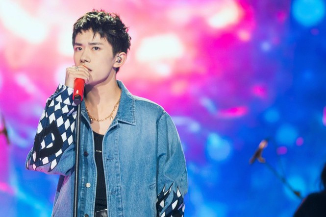 Dịch Dương Thiên Tỉ tiếp tục xuất hiện với kiểu tóc 'cún táp', đẹp trai đến mức người xem không thể rời mắt Ảnh 10