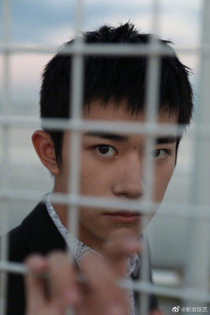 Dịch Dương Thiên Tỉ tiếp tục xuất hiện với kiểu tóc 'cún táp', đẹp trai đến mức người xem không thể rời mắt Ảnh 15