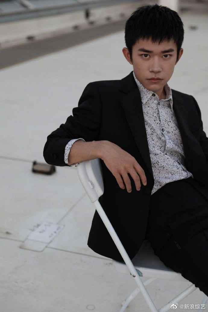 Dịch Dương Thiên Tỉ tiếp tục xuất hiện với kiểu tóc 'cún táp', đẹp trai đến mức người xem không thể rời mắt Ảnh 17