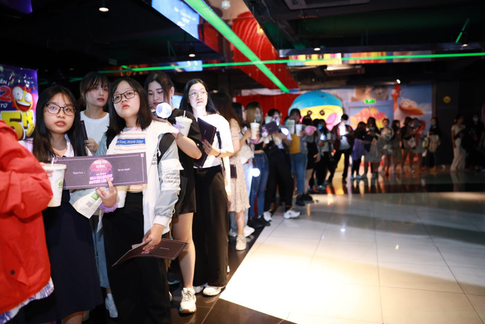 Fan tụ tập tổ chức xem chung phim tài liệu âm nhạc về BTS.