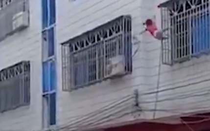 Khoảnh khắc đám đông giăng chăn đỡ bé gái ngã từ cửa sổ tầng 3 Ảnh 2