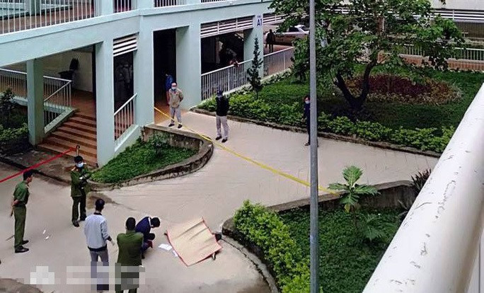 Lực lượng chức có mặt tại hiện trường khám nghiệm tử thi. Ảnh: Người lao động