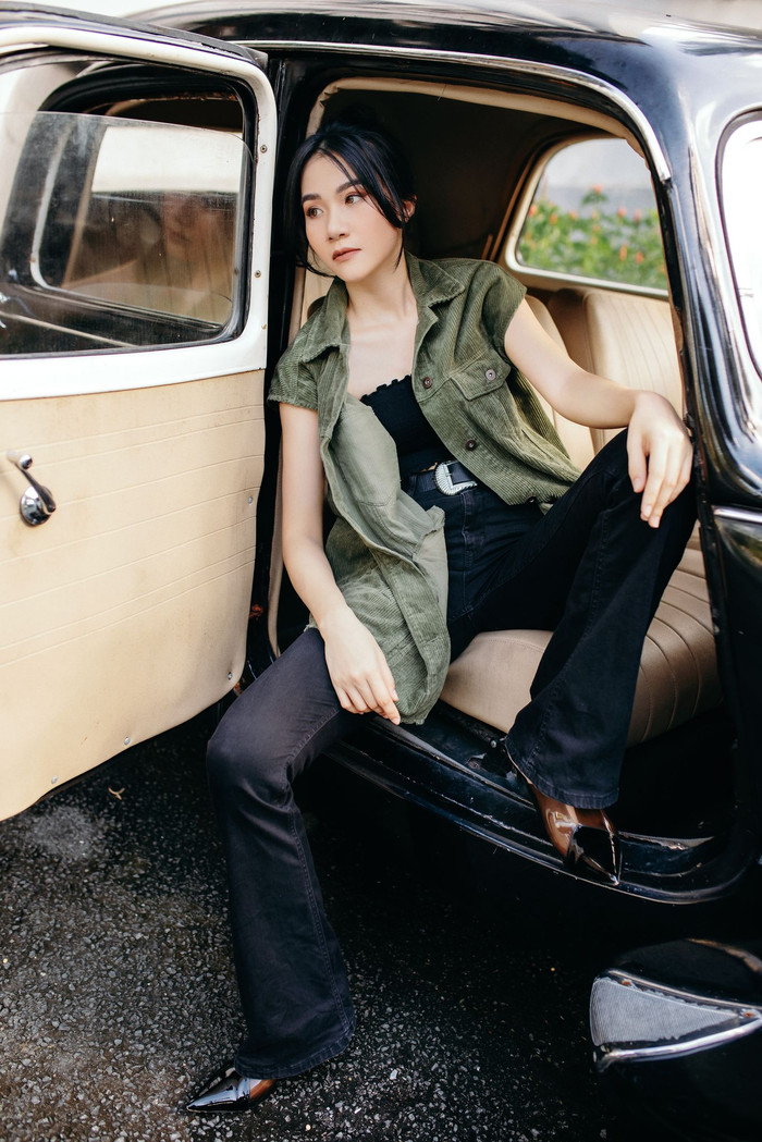 Set đồ cá tính với áo khoác ngoài cộc tay màu xanh army đi kèm cây đen cá tính