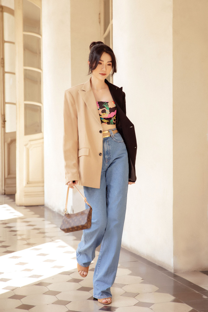 Tiếp đó, MC Thảo Nhi chọn trang phục cô nàng công sở có phần cá tính hơn khi chọn blazer dáng rộng hai màu đen& nâu bên trong là áo quây sặc sỡ đi kèm với jeans và túi xách mini