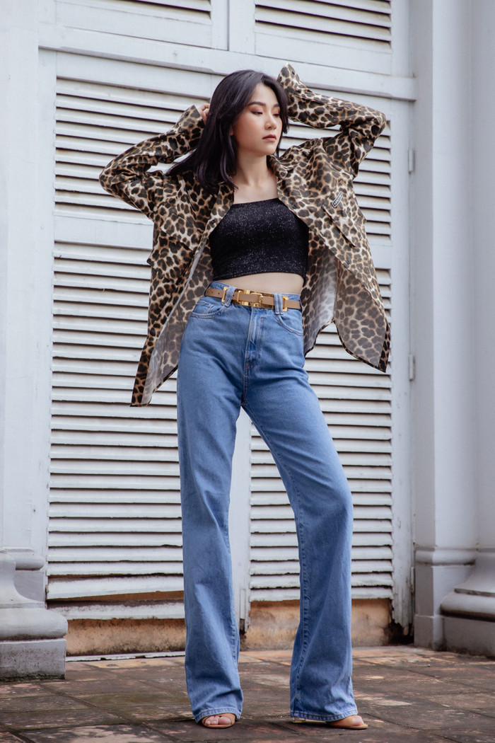 Cô nàng chọn áo croptop đen mix cùng blazer họa tiết da beo và quần jeans ống rộng 