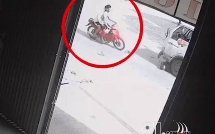 Clip: 2 thanh niên phóng xe máy với tốc độ cao, lao kinh hoàng vào gầm xe tải Ảnh 2