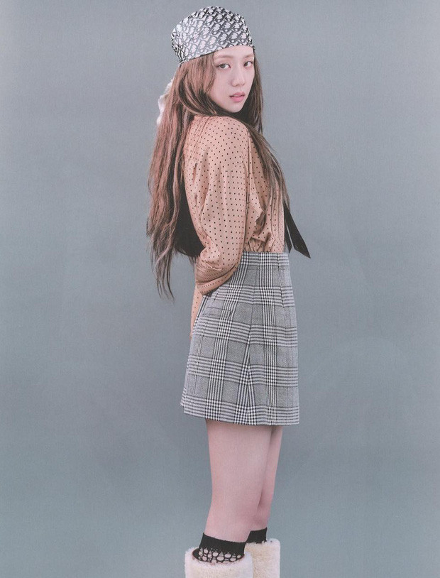 Cũng món đồ này nhưng khi mix cùng áo sơ-mi và chân váy sẽ mang đến hình ảnh trẻ trung, nhẹ nhàng hơn. 