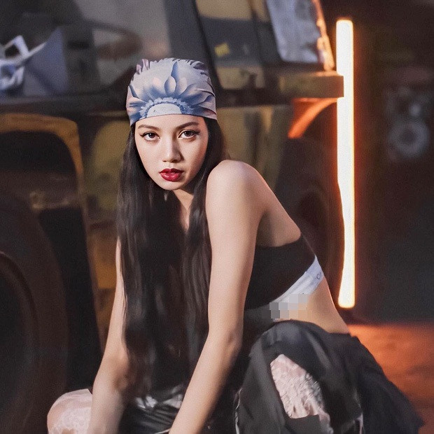 Lisa chất ngầu vô đối với chiếc khăn in hoa mix cùng đồ tập bra sport. 