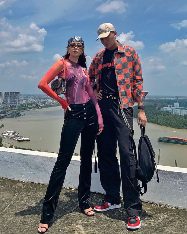 Chi Pu là một trong những nữ nghệ sĩ áp dụng xu hướng này, áo thun cắt xẻ ôm sát đi cùng quần ống đứng khoe chân dài, chốt hạ bằng chiếc khăn cột trước trán, nữ ca sĩ quả biết cách thu hút sự chú ý của khán giả. 