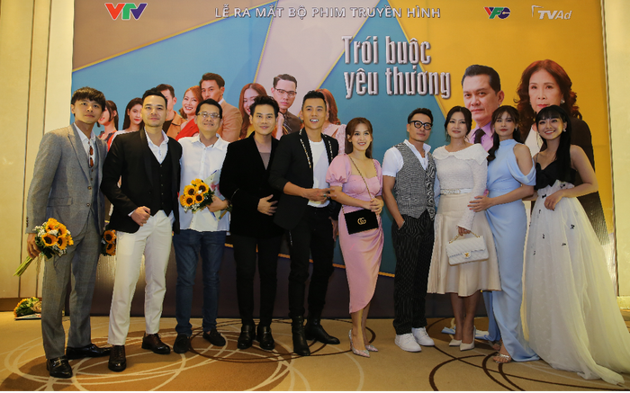 Họp báo phim 'Trói buộc yêu thương': Lý Bình cay cú cái tát của 'mẹ' Kim Xuân, Ngọc Lan bóc phốt nụ hôn với Thanh Long Ảnh 2