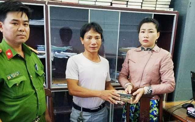 Người đàn ông thu mua phế liệu trao trả lại 87 triệu đồng cùng nhiều tài sản khác cho người đánh rơi Ảnh 2