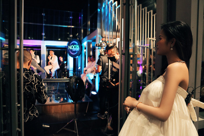 Cư dân mạng share rần rần khoảnh khắc Đông Nhi ôm bụng bầu tựa cửa, âm thầm cổ vũ Noo Phước Thịnh sau cánh gà Ảnh 5