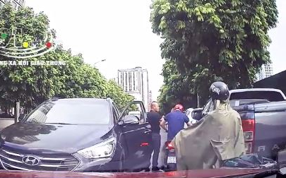 Đi lấn làn còn hung hăng tát người, tài xế ô tô nhận cái kết bẽ bàng khi bị phản đòn Ảnh 2