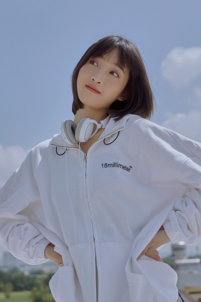 Tình yêu của Thiên hạ hữu tình nhân qua lăng kính của Juky San tràn đầy năng lượng của sức trẻ cũng như sự tích cực, điều mà cô vẫn luôn hướng đến cho âm nhạc của mình.