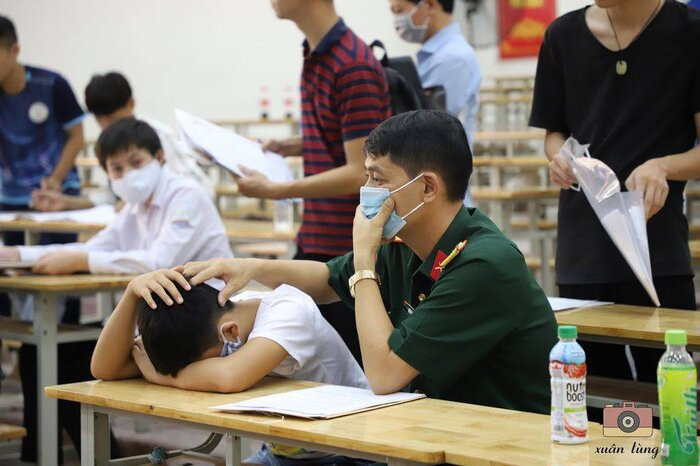 Bố động viên, xoa bóp khi thấy cậu con trai khá mệt trong buổi nhập học. Ảnh: Xuân Tùng