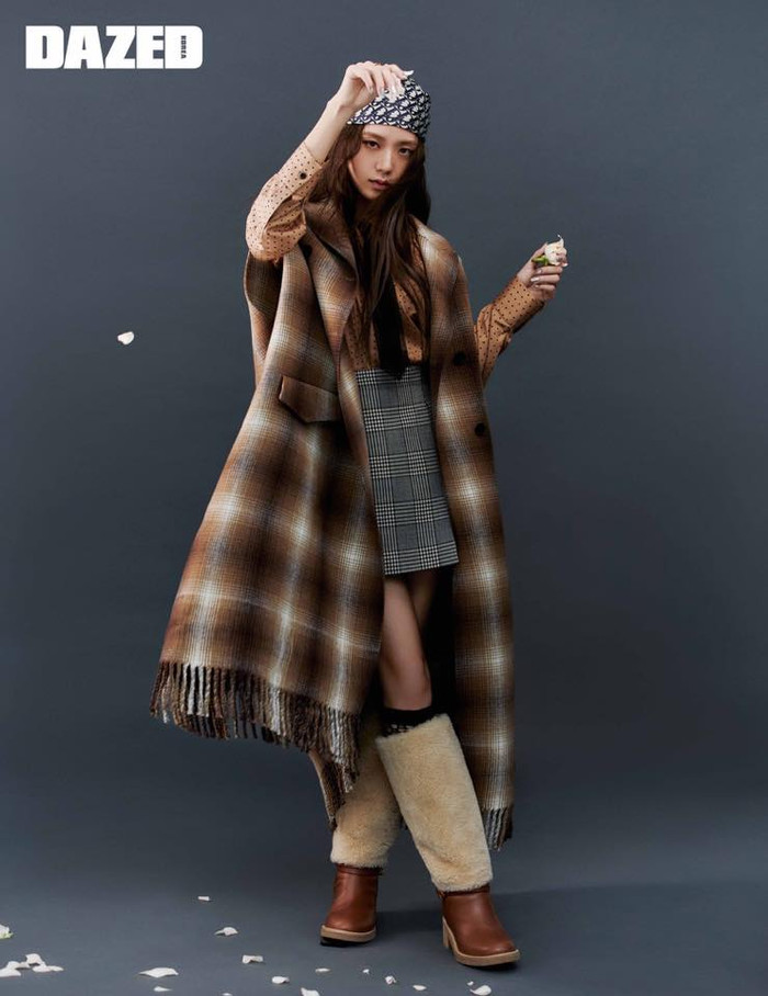 Hình ảnh Jisoo Black Pink chụp cho tạp chí Dazed Korea phiên bản đặc biệt trình làng với fans, các trang phục mà Jisoo mặc đều là items mới nhất trong BST Thu/Đông 2020
