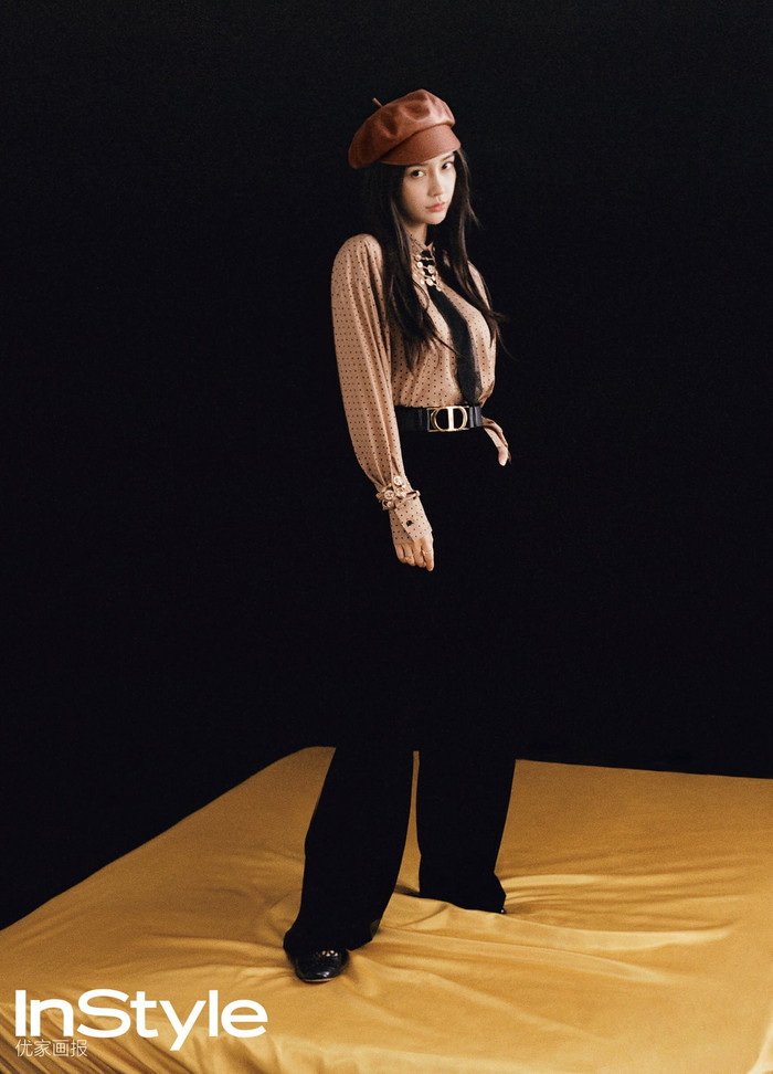 Đụng hàng với Jisoo nhưng bà mẹ một con vẫn chinh phục người nhìn bởi phong thái kiêu sa, kín đáo khi cô mix áo blouse chấm bi với quần âu đen không quên nhấn nhá mũ beret da bò