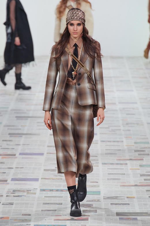 Jisoo đã mô phỏng theo concept từ BST mới của nhà Dior một cách hoàn hảo nhất