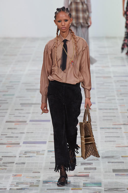 Thậm chí Jisoo và Angelababy mặc còn đẹp hơn cải mẫu gốc 