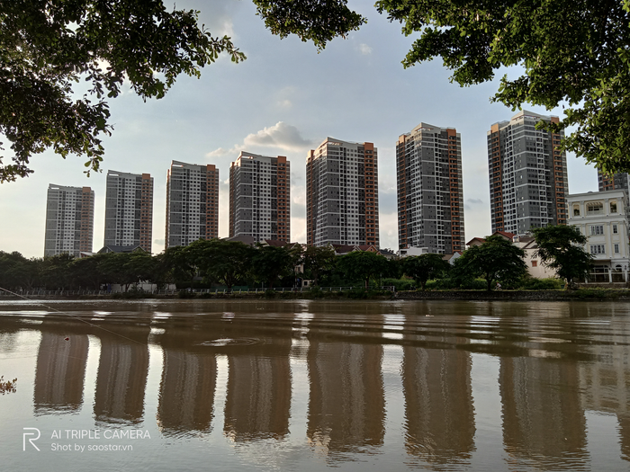 Với điện thoại giá rẻ trước đây, bức ảnh nhận được thường sẽ tối đen phần chủ thể chính hoặc sáng trắng bầu trời. Realme C12 có thuật toán HDR rất tốt đủ để cân bằng chi tiết tổng thể trong tình huống này