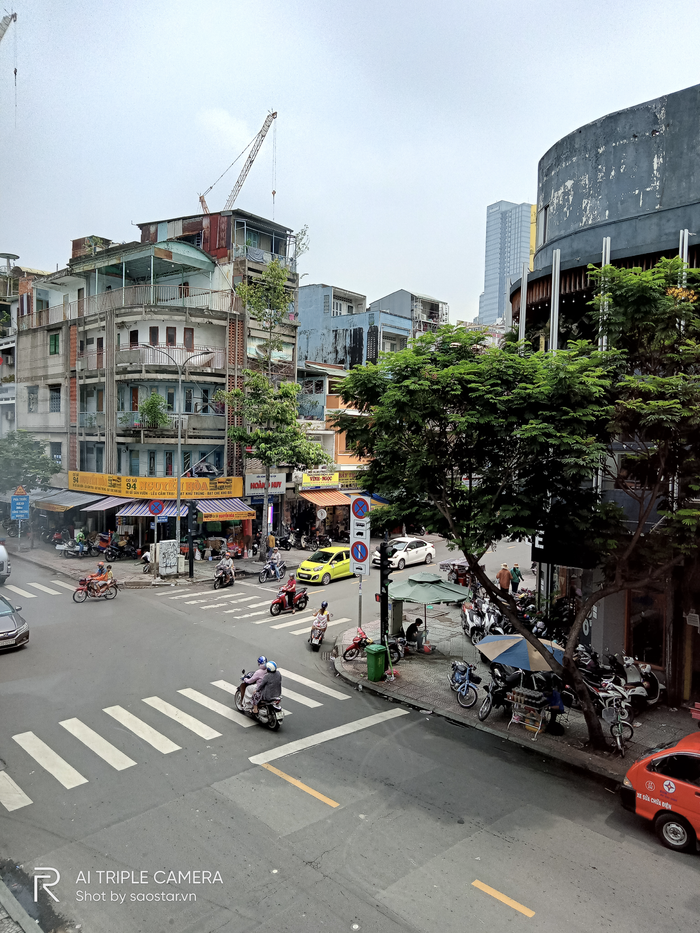 Các chi tiết vùng tối như trong nhà, tán cây chưa thể hiện trọn vẹn bởi vì hạn chế phần cứng camera