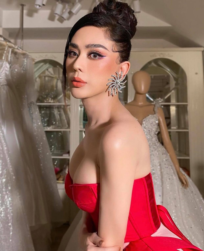 Với vòng 1 căng tràn vô cùng nong bỏng, không hề khó hiểu khi Lâm Khánh Chi lại kết thân với kiểu áo này. 