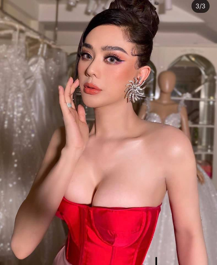 Kiểu cúp ngực nửa vầng trăng gợi cảm, được may khéo léo không chỉ có tác dụng nâng đỡ mà khi kết hợp cùng các đường gọng may dọc thân, cố định và bó siết eo, giúp người mặc có được thân hình đồng hồ cát. 