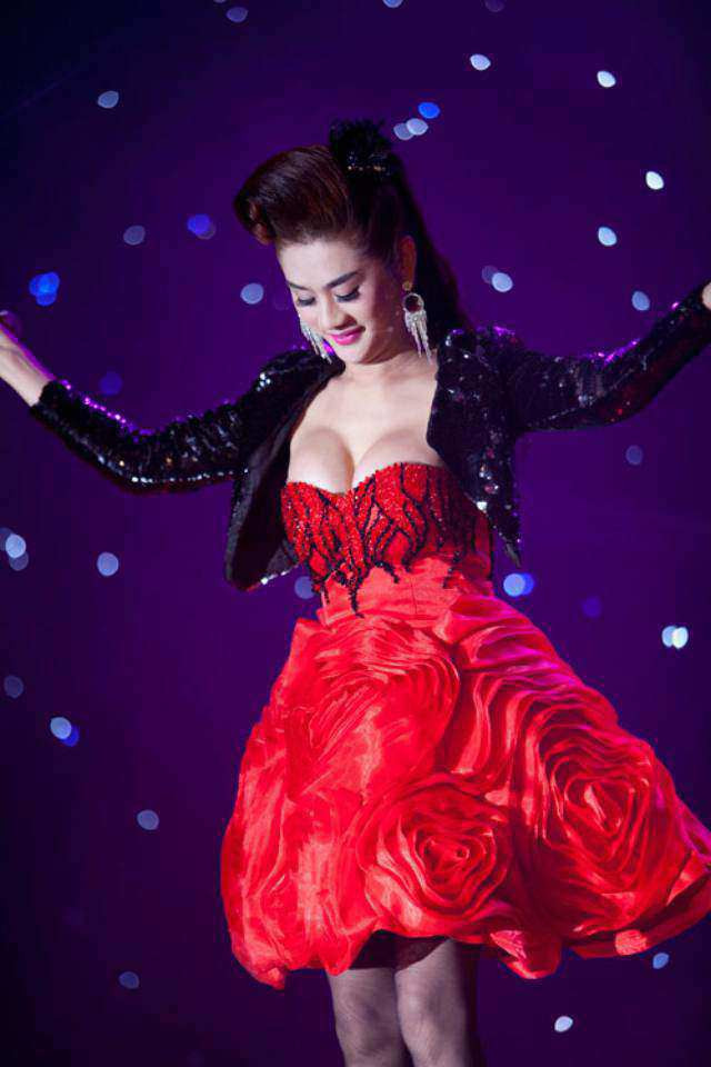  Có vẻ như sau khoảng thời gian chật vật, Lâm Khánh Chi đã tìm được cho mình size áo cúp ngực đúng đắn, tránh những trường hợp nhạy cảm trong quá khứ, đơn cử thế này! 