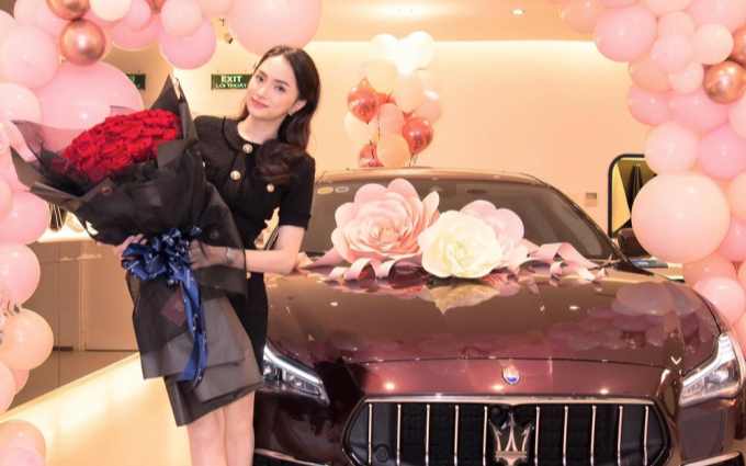 Lộ ảnh hậu trường Hương Giang đi mua siêu xe, bạn trai Matt Liu ân cần chăm sóc Ảnh 2