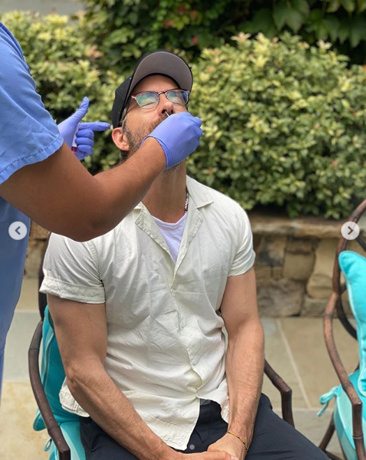 Biểu cảm hài hước của Ryan Reynolds và Gal Gadot khi bị kiểm tra COVID-19 Ảnh 5