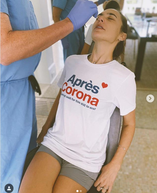 Biểu cảm hài hước của Ryan Reynolds và Gal Gadot khi bị kiểm tra COVID-19 Ảnh 9