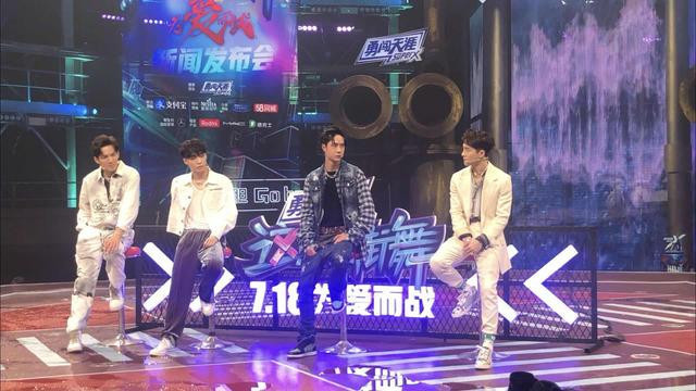 Vương Nhất Bác gây chú ý với biểu cảm cực yêu, buồn lắm nhưng vẫn phải cười trong 'Bước nhảy đường phố 3' Ảnh 6