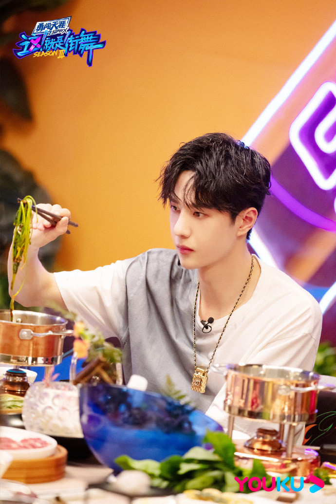 Vương Nhất Bác gây chú ý với biểu cảm cực yêu, buồn lắm nhưng vẫn phải cười trong 'Bước nhảy đường phố 3' Ảnh 12