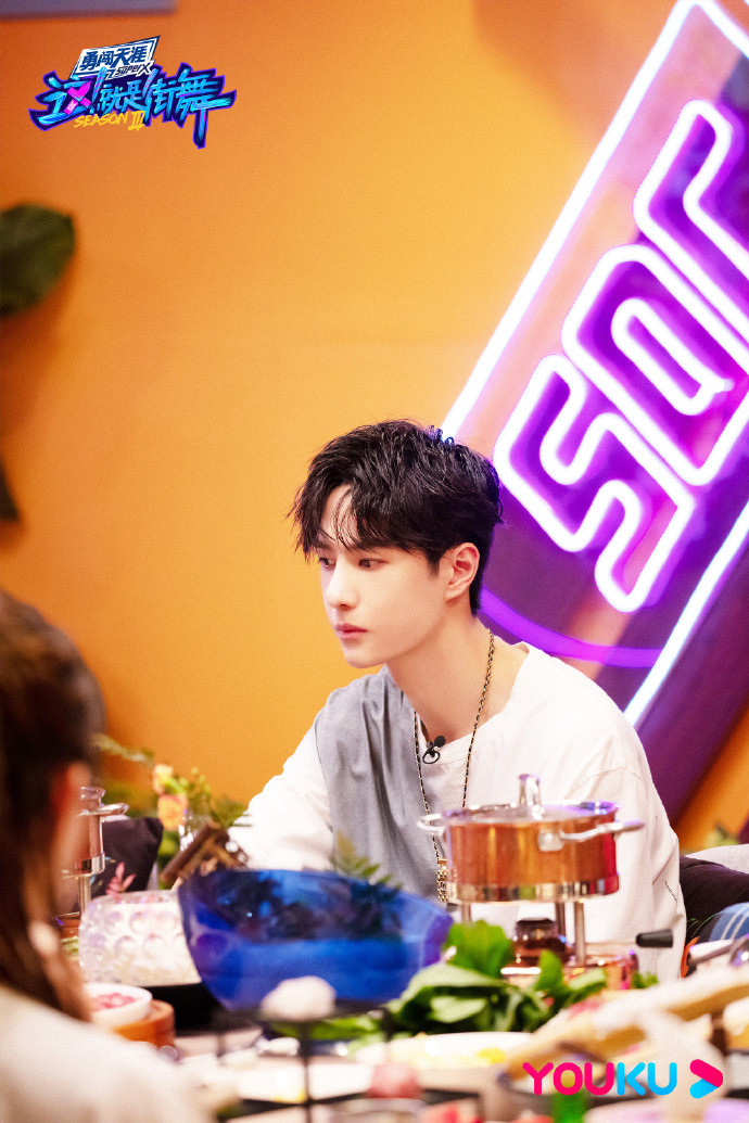 Vương Nhất Bác gây chú ý với biểu cảm cực yêu, buồn lắm nhưng vẫn phải cười trong 'Bước nhảy đường phố 3' Ảnh 16