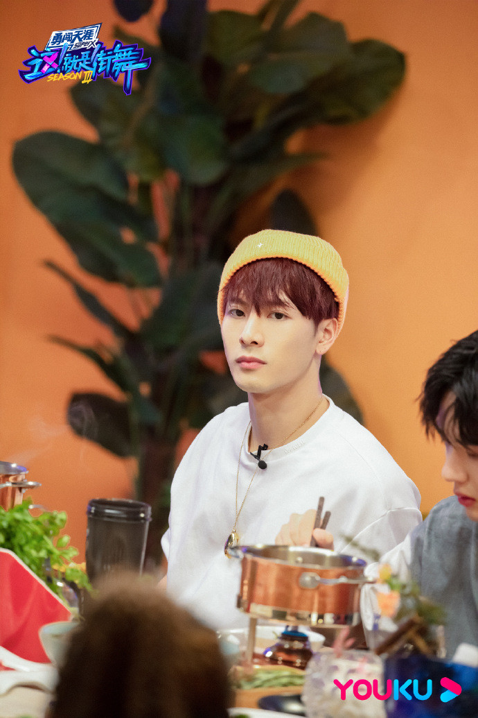 Vương Nhất Bác gây chú ý với biểu cảm cực yêu, buồn lắm nhưng vẫn phải cười trong 'Bước nhảy đường phố 3' Ảnh 13