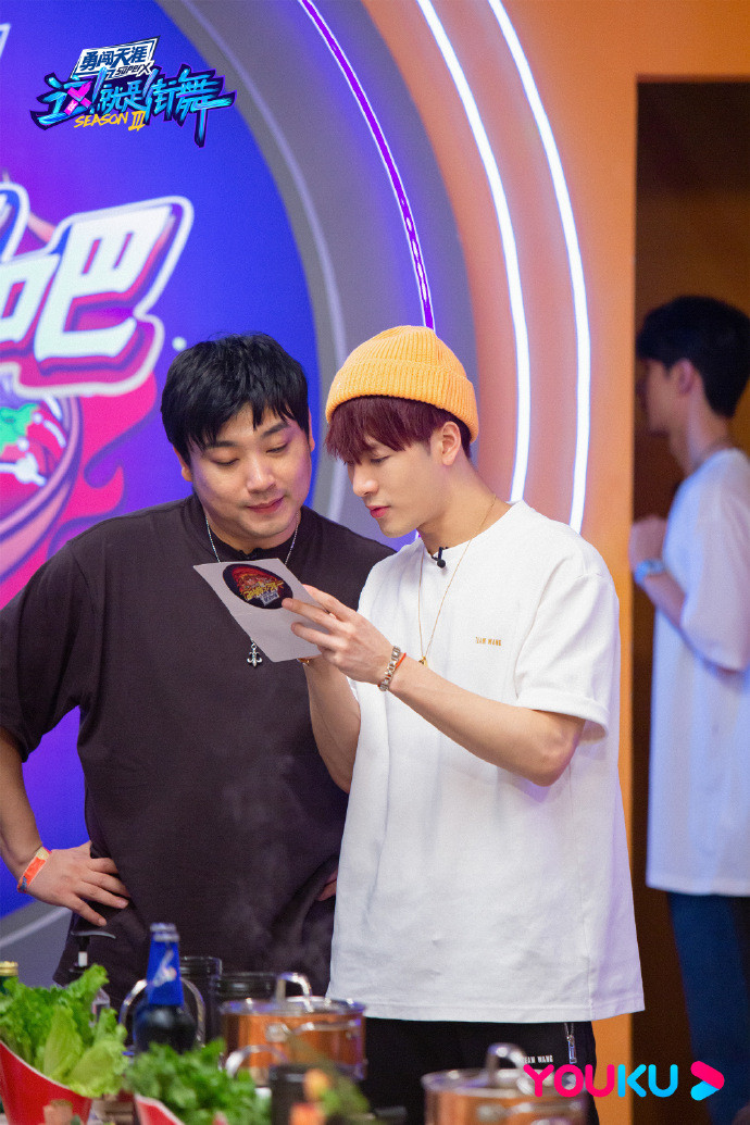 Vương Nhất Bác gây chú ý với biểu cảm cực yêu, buồn lắm nhưng vẫn phải cười trong 'Bước nhảy đường phố 3' Ảnh 19