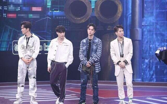 Vương Nhất Bác gây chú ý với biểu cảm cực yêu, buồn lắm nhưng vẫn phải cười trong 'Bước nhảy đường phố 3' Ảnh 5