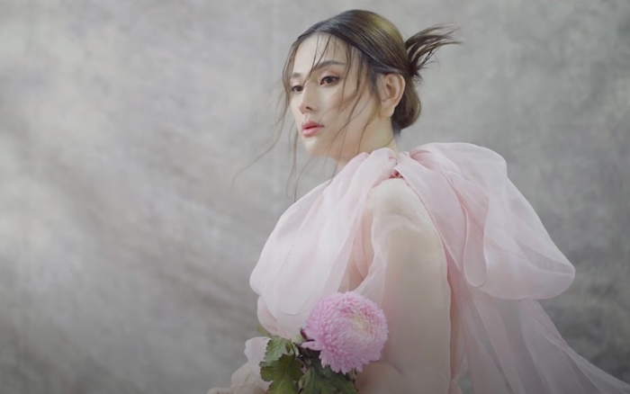 Sắp 'vỡ chum', Thu Thuỷ vẫn tung MV lyrics mới nhưng cảnh cô 'đứng hình' suốt 4 phút không chớp mắt mới khiến fan bật cười Ảnh 2