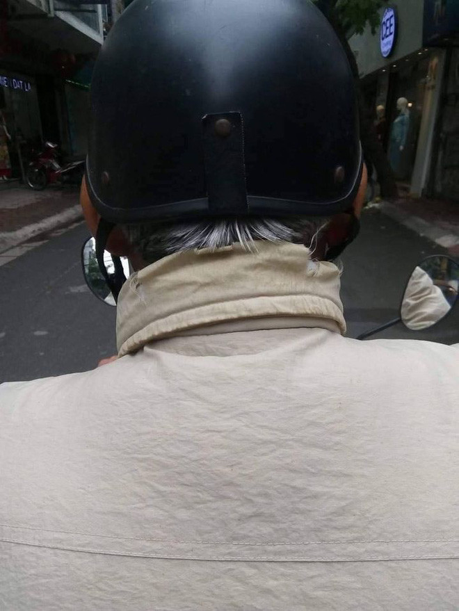 Hình ảnh lưng của bác xe ôm 'đặc biệt' được nữ sinh chụp lại