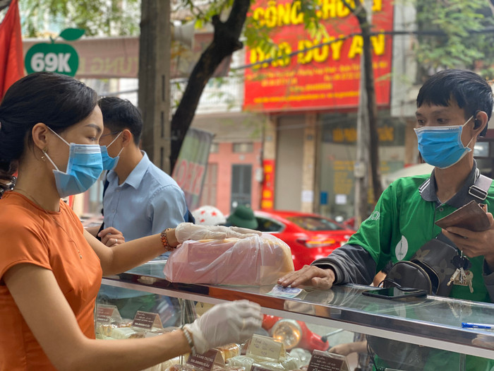 Lúc nào cửa hàng cũng tấp nập người mua bán.