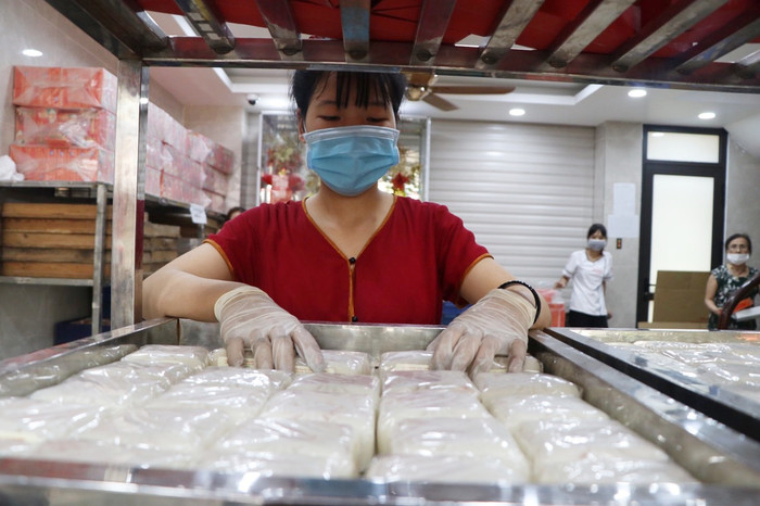 Theo chủ cửa hàng, bánh không chất bảo quản nên hạn sử dụng ngắn. Chính vì vậy hầu như lượng bánh làm ra đều được tiêu thụ hết trong ngày. 