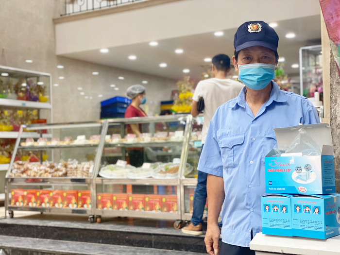 Để đảm bảo an toàn cho khách hàng, lực lượng bảo vệ được cử ra trông xe, phát khẩu trang miễn phí.