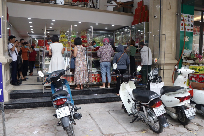 Mặc dù còn hơn nửa tháng nữa mới chính thức tới rằm Trung thu nhưng những ngày gần đây nhiều người đã đến tiệm bánh Trung thu Bảo Phương trên phố Thuỵ Khuê, quận Tây Hồ chờ mua bánh.
