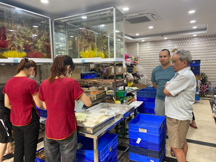 Cụ ông này có một gia đình hạnh phúc với 4 người con (3 trai, 1 gái). Các con của cụ cũng theo nghề làm bánh. Trong số những người con ấy cụ truyền nghề cho con trai trưởng của mình là Phạm Vi Nhân và giao lại quầy bánh tại 201 Thụy Khuê. Hiện cơ sở sản xuất này do cháu đích tôn được cụ truyền nghề trực tiếp là Phạm Hải Đăng quản lý. Còn cơ sở bánh trung thu Bảo Phương tại địa chỉ số 183 Thụy Khuê là do người con trai thứ 2 và con trai út của cụ quản lý.