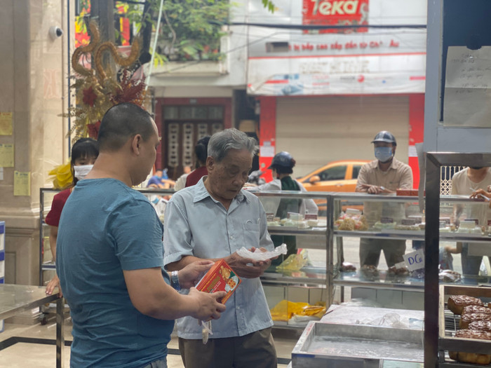 Theo ông Bảo, để có thương hiệu bánh trung thu nhiều người xếp hàng như hiện nay quan trọng nhất đó là kinh doanh phải có sự tín nhiệm của khách hàng. Thứ hai đó là chất lượng bánh phải đảm bảo, thứ 3 giá cả phải hợp lý, vừa lòng khách hàng.