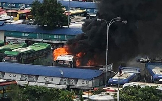 Một xe khách giường nằm bất ngờ bốc cháy nghi ngút khi đang đậu trong Bến xe Miền Đông Ảnh 2