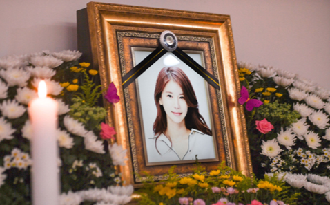 Lộ ảnh tại tang lễ diễn viên Oh In Hye, sao Hàn chia buồn: Cảnh sát xin lệnh xét nghiệm tử thi! Ảnh 2