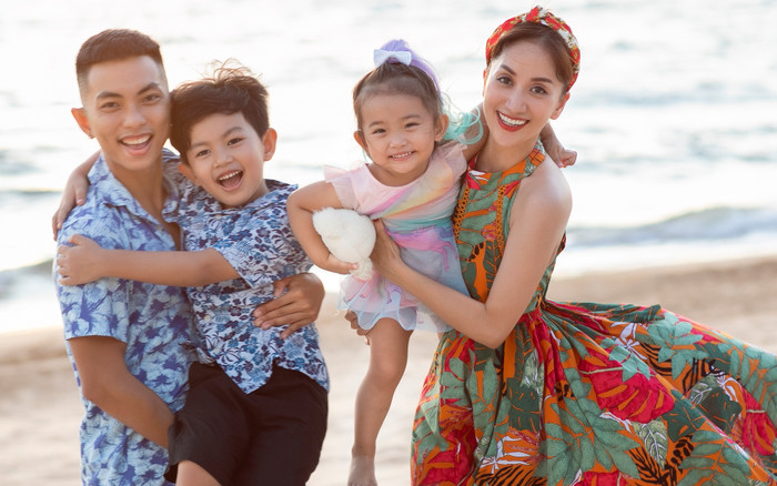 Từ lúc cùng nhau xây dựng tổ ấm, Phan Hiển thường xuyên có những món quà trang sức đắt giá tặng cho bà xã trong mỗi dịp đặc biệt