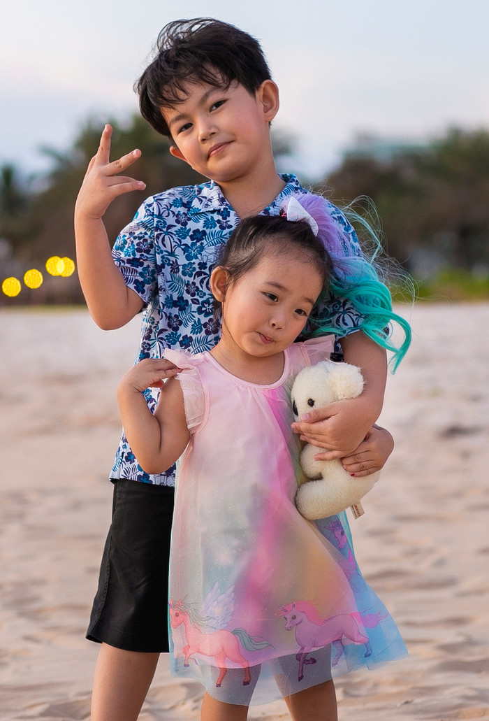 Trong lúc đó, Kubi dẫn em gái Anna dạo chơi, khám phá vò sò trên bãi cát