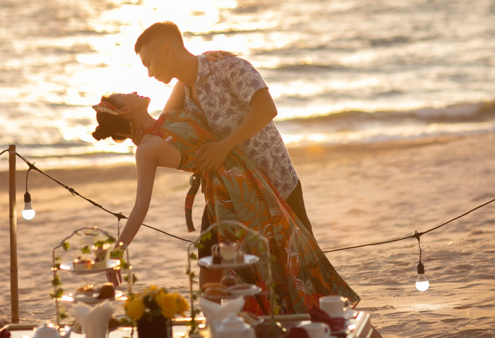 Dưới ánh nắng vàng rực cuối ngày, cả hai dành những giây phút say đắm riêng tư bên nhau